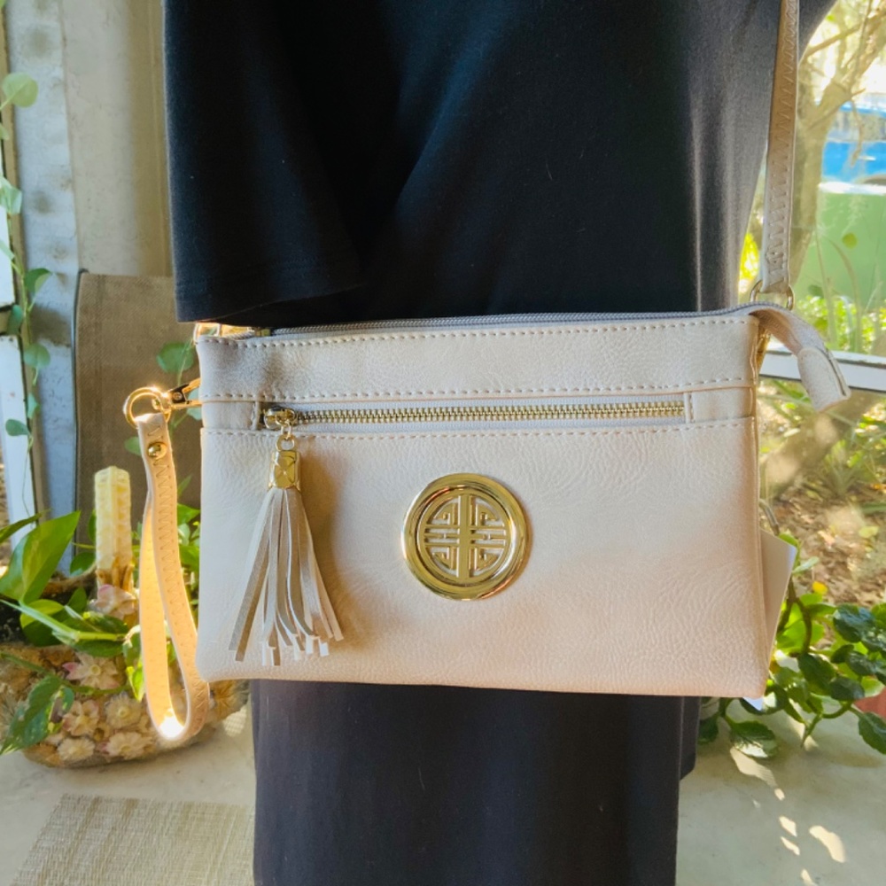 Cream CROSSBODY w/MEDALLION / MESSENGER BAG⭐️ LIGHT WEIGHT- NEW CONDITION w/Tag - Picture 2 of 12